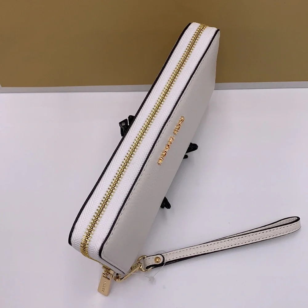 MICHAEL KORS LARGE TRAVEL CONTINENTAL WRISTLET WALLET OPTIC WHITE COLOR
NWT - Picture 11 of 16